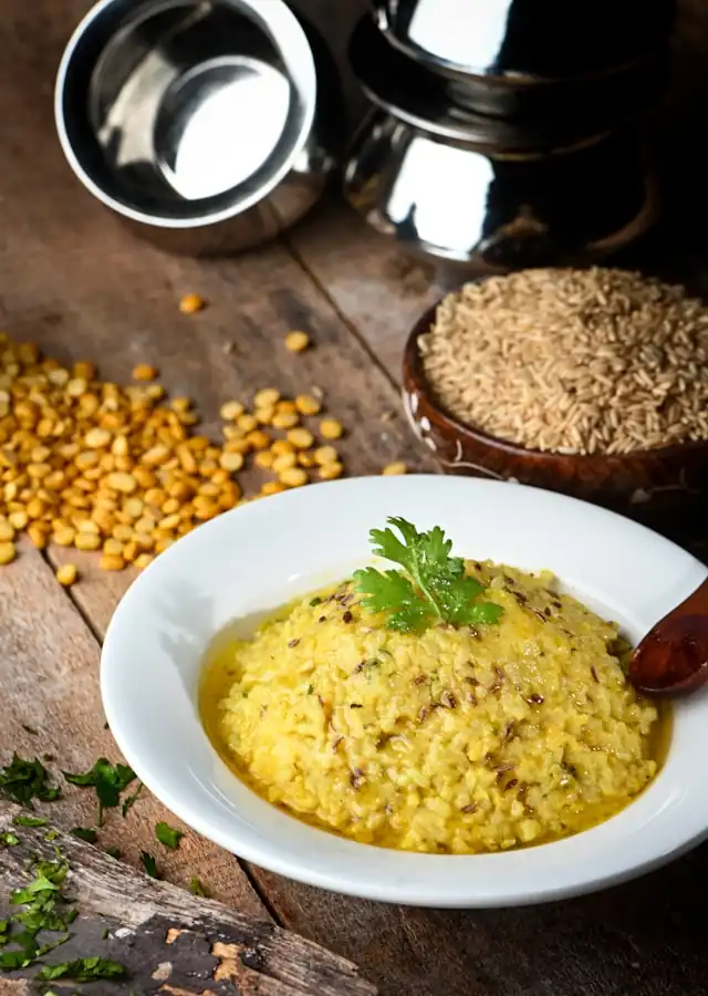 Würziger Kokos-Linsencurry mit erfrischender Minze, ein schmackhaftes und nahrhaftes ayurvedisches Rezept für eine gesunde Mahlzeit.